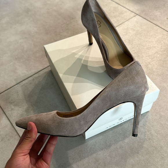 Greyish suede heels - Picture 4 of 5